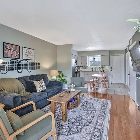 East Nash Local Dining Bars - Sleeps 6 Villa